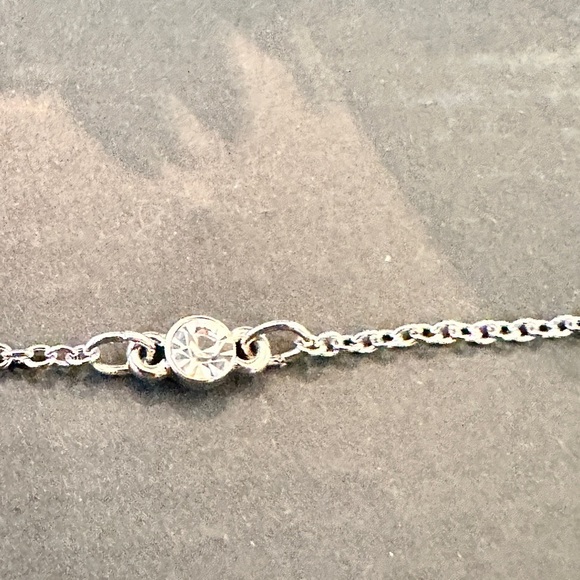 Guess Silver Flower/Crystal Necklace - NWT - Picture 3 of 8